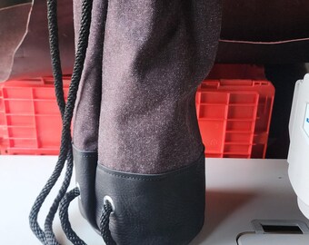 Bolso pequeño de piel negra gruesa y tela vaquera color burdeos