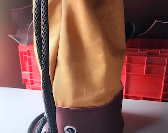 Bolso pequeño de piel roja gruesa y tela vaquera color naranja sorbete