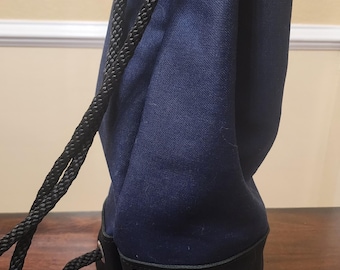 Bolso pequeño azul de cuero negro grueso y mezclilla