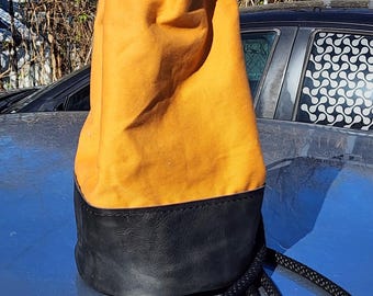 Bolso pequeño de piel gruesa y tela vaquera color naranja sorbete