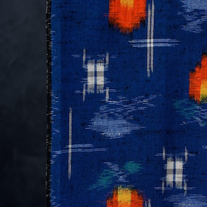 Puede incluir: Un juego de tres tazas de cerámica con acabado mate moteado. Las tazas son en tonos crema, gris claro y gris oscuro. Cada taza tiene un diseño simple y minimalista, ideal para café o té.