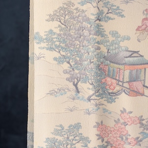 Könnte beinhalten: Cremefarbener Stoff mit einem detaillierten, asiatisch inspirierten Landschaftsdesign. Das Muster zeigt Bäume mit blauem und violettem Laub, rosa Blüten und ein kleines Gebäude mit farbigem Dach. Der Stoff hat eine strukturierte Oberfläche.