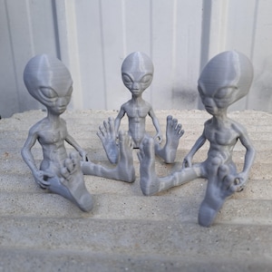UFO, Space Being, Alien, Space Alien, 3d Printed Alien, Alien Sitting Down, Ebe1, alien Figurine, Extraterrestrial Being. Figurine 8cm tall.