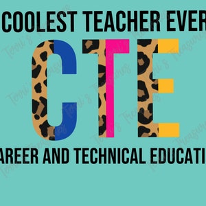 Könnte beinhalten: Coolest Teacher Ever CTE Career and Technical Education. Die Buchstaben CTE sind in einem Leopardenmuster mit blauen, rosa und gelben Akzenten.