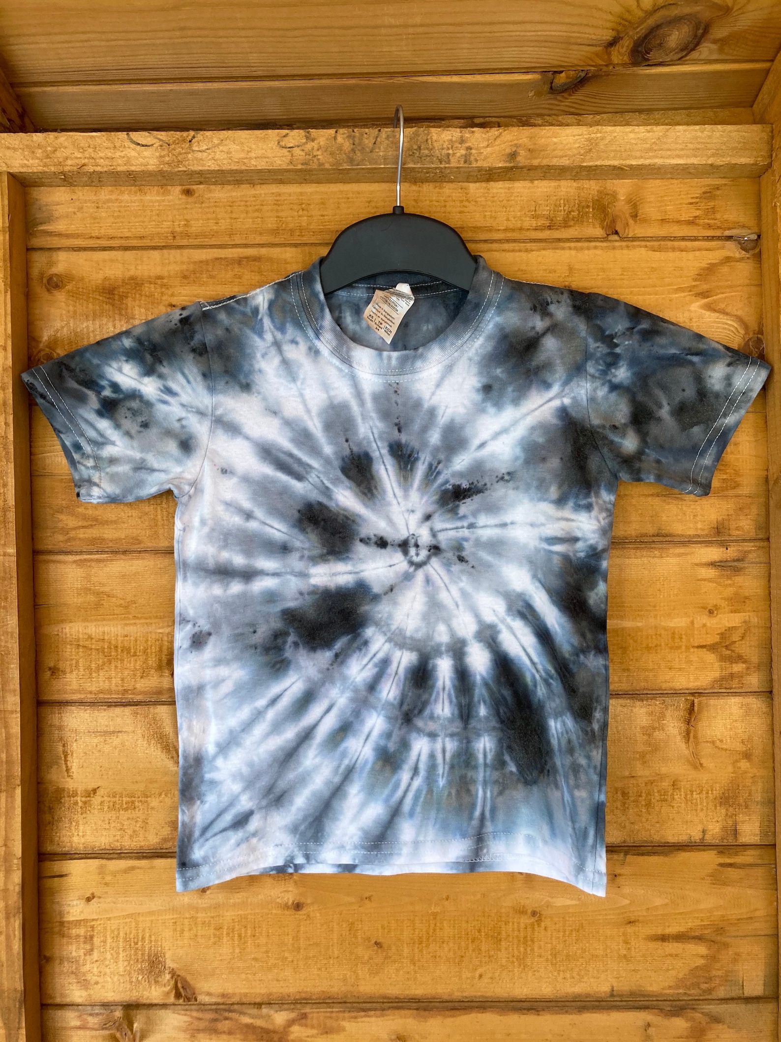 how to make a black and white tie dye shirt