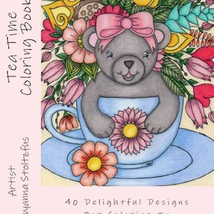 Op de afbeelding: Een kleurboekomslag met een grijze teddybeer die in een blauwe theekop zit, omringd door kleurrijke bloemen. De tekst "Tea Time Coloring Book" staat aan de linkerkant van de afbeelding. De tekst "40 Delightful Designs For Coloring In" staat onderaan de afbeelding.