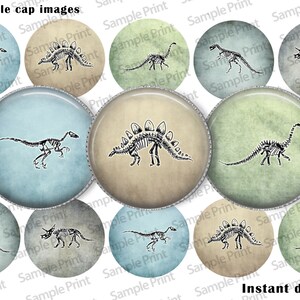 Puede incluir: Una colección de imágenes de tapas de botella de 2,54 cm con ilustraciones de esqueletos de dinosaurios. Las tapas tienen un aspecto vintage y desgastado con fondos de colores variados. El texto en la parte superior dice "1 inch bottle cap images".