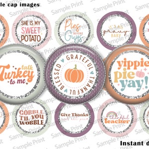 Pode incluir: Uma coleção de imagens de tampas de garrafa de 2,5 cm com várias frases e gráficos temáticos de Ação de Graças. Os designs incluem abóboras, texto como "I Yam" e "Yippie Pie Yay!" com uma borda de glitter prateado.