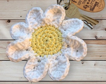 Crocheted daisy keychain | Handmade keychain | Daisy keyring | Cute keychain |  Floral keychain | Nature-inspired accessory | Whimsical gift