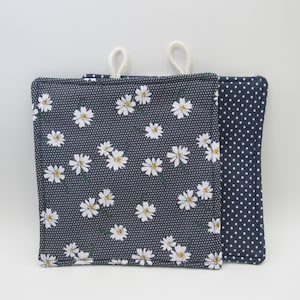 Potholder daisies sewn from 100% cotton