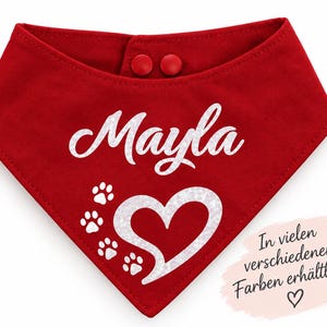 Könnte beinhalten: Ein rotes, dreieckiges Halstuch für Haustiere mit dem Namen Mayla in weißer Schreibschrift, einem weißen Herzumriss und vier kleinen weißen Pfotenabdrücken. Das Halstuch ist oben mit zwei roten Druckknöpfen versehen.
