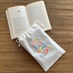 Bolsa de livro bordada à mão - Capa de livro com cordão feita à mão - Capa de livro de algodão orgânico - Presente para amantes de livros - Presente para bibliófilos