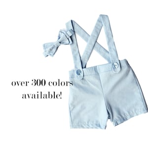 Puede incluir: Romper de bebé azul claro con tirantes y pajarita a juego. ¡Más de 300 colores disponibles!