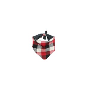 Op de afbeelding: Een hondenbandana met een rood, zwart en wit geruit patroon, met een grijze bovenkant en een geknoopte stropdas. De bandana is driehoekig en ontworpen om om de nek van een hond te worden gedragen. De stof lijkt zacht.
