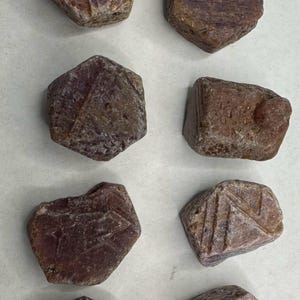 Könnte beinhalten: Ein Set aus drei Keramikbechern mit gesprenkelter, matter Oberfläche. Jeder Becher hat eine andere Farbe: hellblau, cremefarben und grau. Die Becher haben ein schlichtes, modernes Design mit runder Form und bequemem Griff.