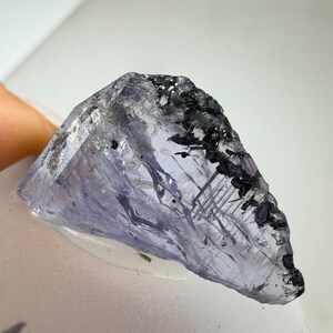 Cristallo MAGNESIOAXINITE (2gr.) Cristallo fluorescente di Magnesio Axinite, Tanzania Magnesio Axinite