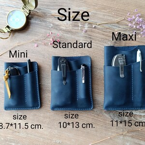 May include: Three leather pouches in different sizes, labeled "Mini", "Standard", and "Maxi". The pouches are dark blue and have two pockets each. The measurements are listed below each pouch: 8.7 x 11.5 cm, 10 x 13 cm, and 11 x 15 cm.