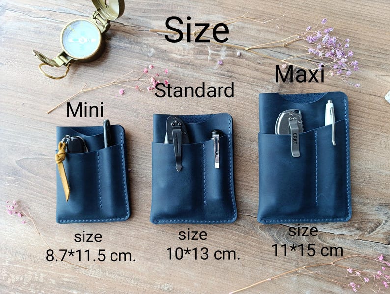 May include: Three leather pouches in different sizes, labeled "Mini", "Standard", and "Maxi". The pouches are dark blue and have two pockets each. The measurements are listed below each pouch: 8.7 x 11.5 cm, 10 x 13 cm, and 11 x 15 cm.