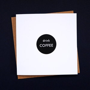 Boire une carte de voeux CAFÉ - une invitation à boire du café, carte d'amateurs de café, buveur de café, carte de café typographique monochrome élégante