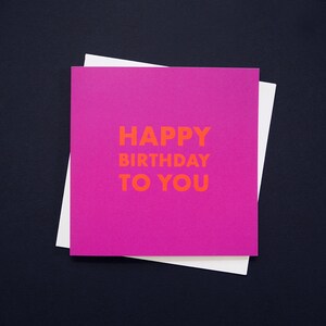 Joyeux anniversaire, carte d'anniversaire rose et orange vif, voeux d'anniversaire typographiques en noir et blanc audacieux, carte de nombreux retours heureux