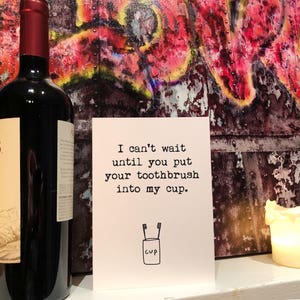 Lustige Valentinstag-Karte, Liebeskarte, Zahnbürste in meiner Tasse, Karte für sie, Karte für ihn, neue Beziehung, lustige Karte, lesbische Karte, Gay Card