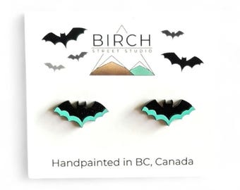 Boucles d'oreilles chauve-souris noir et menthe – Petits clous d'Halloween en bois | Bijoux chauve-souris peints à la main | Boucles d'oreilles gothiques avec tiges en acier chirurgical