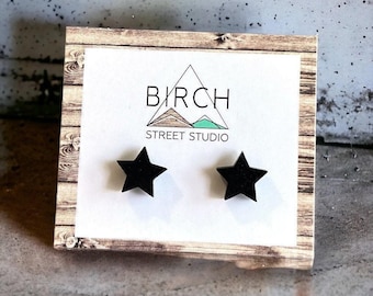 Pendientes de estrella negra, pendientes de estrella, pendientes minimalistas, pendientes celestiales, joyas celestiales, pendientes góticos, pendientes de estrella lunar,