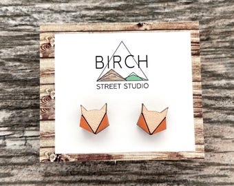 Pendientes de zorro, madera pintada a mano con postes de acero quirúrgico.