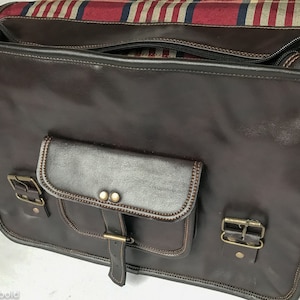 Sac besace Heathbold Lancastrian en cuir végétalien fait main. Gravure gratuite. Doublure à carreaux. Magnifique ordinateur portable marron de 15,4 pouces