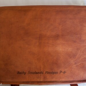 Heathbold Incanto handmade leather satchel bag. Free engraving. Brown messenger. 13.3 laptop immagine 4