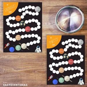 Puede incluir: Dos tablas de recompensas imprimibles con temática espacial para niños. Cada tabla presenta un fondo negro con círculos blancos, un cohete, un astronauta y las palabras "Mi tabla de recompensas" y "Mi tabla de orinal".