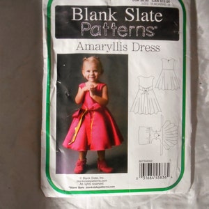 Puede incluir: Un patr&oacute;n de costura para un vestido Amaryllis rosa para ni&ntilde;os. El patr&oacute;n es de Blank Slate Patterns y es para tallas de 18 meses a 8 a&ntilde;os. El patr&oacute;n incluye una foto de un ni&ntilde;o usando el vestido.