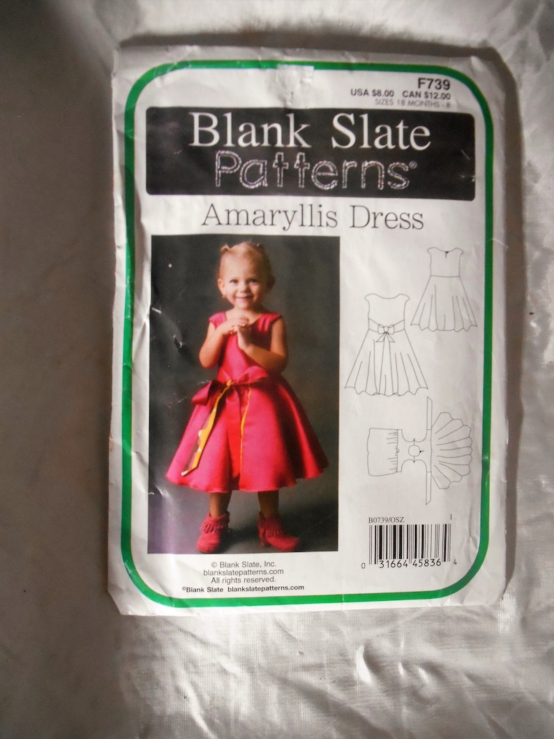 Puede incluir: Un patr&oacute;n de costura para un vestido Amaryllis rosa para ni&ntilde;os. El patr&oacute;n es de Blank Slate Patterns y es para tallas de 18 meses a 8 a&ntilde;os. El patr&oacute;n incluye una foto de un ni&ntilde;o usando el vestido.