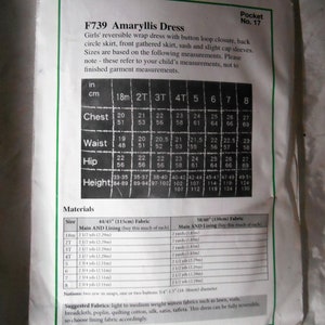 Puede incluir: Un patr&oacute;n de costura para un vestido de envoltura reversible llamado Amaryllis Dress. El patr&oacute;n incluye instrucciones para las tallas de 18 meses a 8 a&ntilde;os. El patr&oacute;n incluye medidas en pulgadas y cent&iacute;metros para el pecho, la cintura, la cadera y la altura. El patr&oacute;n tambi&eacute;n incluye los requisitos de tela para telas de 44/45 pulgadas y 58/60 pulgadas.