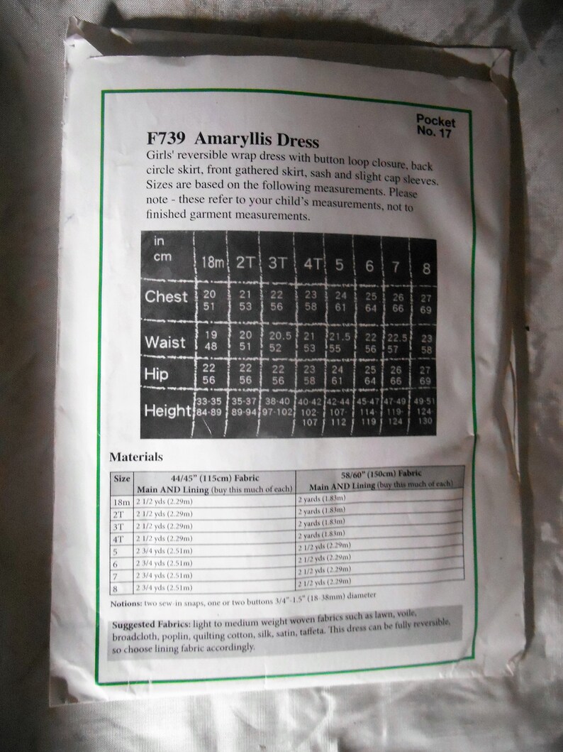Puede incluir: Un patr&oacute;n de costura para un vestido de envoltura reversible llamado Amaryllis Dress. El patr&oacute;n incluye instrucciones para las tallas de 18 meses a 8 a&ntilde;os. El patr&oacute;n incluye medidas en pulgadas y cent&iacute;metros para el pecho, la cintura, la cadera y la altura. El patr&oacute;n tambi&eacute;n incluye los requisitos de tela para telas de 44/45 pulgadas y 58/60 pulgadas.
