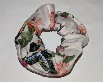 Gebloemde vlinderscrunchie, witte haarelastiekje, gerecyclede stof