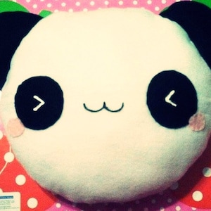 Kawaii Panda Kussen Pluche | Dierenpluche, Panda Home Decor, Panda Slaapkamer Decor, Panda geschenken, Dierenkussen, Kawaii decor, Emoji kussen