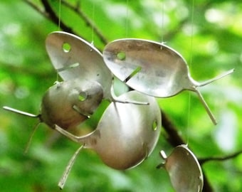 Carillon éolien en forme de flocon de neige argenté et de poisson : oeuvre d'art de jardin recyclée
