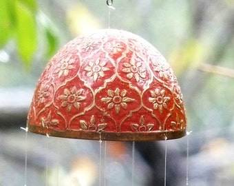 Carillon en métal avec œuf et cuillère en métal de style Fabergé : art cinétique recyclé