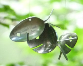 Carillon éolien Spoon Fish : argenterie recyclée, ornement de coquille de palourde nautique