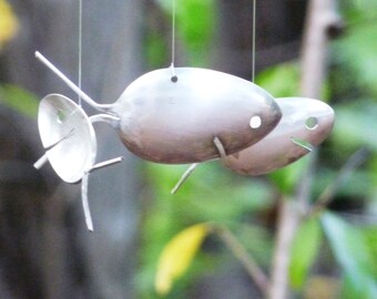 Carillon en forme de poisson en forme de croix et de cuillère en métal vieilli : art de l'argenterie recyclé
