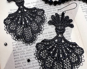 Pendientes de encaje veneciano negro con flores: joyas románticas y llamativas