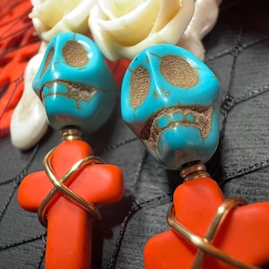 Día de los Muertos Sugar Skull Earrings with Crosses – Teal Skulls, Flower Crowns, Gold Wire Wrapped Mexican Jewelry