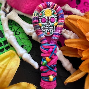 Handmade Sugar Skull Pin – Dia de los Muertos Jewelry – Colorful Skull Accessory – Mexican Festival Brooch – Wooden Bead Textile Pin