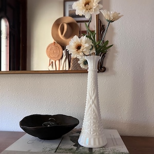 Vintage Anchor Hocking Milk Glass Bud Vase Stars and Bars Pattern – White Pressed Glass Flower Vase – Mid Century Cottage Decor
