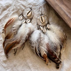 Lange oorringen met veren: kauri-boho-oorbellen