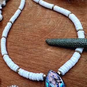 Sea shell (PUKA) necklace <> White & Gold Puka shell necklace <> Abalone jewelry <> Beach boho