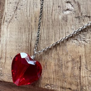 Collar de cristal de corazón rojo en cadena de plata / Regalo de joyería romántica / Joyería para el día de San Valentín /