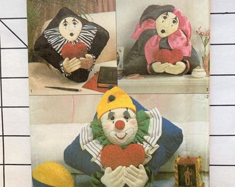 Simplicity 8469 Sewing Pattern Crafts Pillows Square Triangle Clowns Clown Circus Harlequin Mime Jester Holding Heart UNCUT