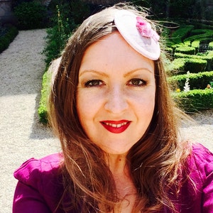 Rosa Sinamay Fascinator mit samt Erdbeeren und Blatt